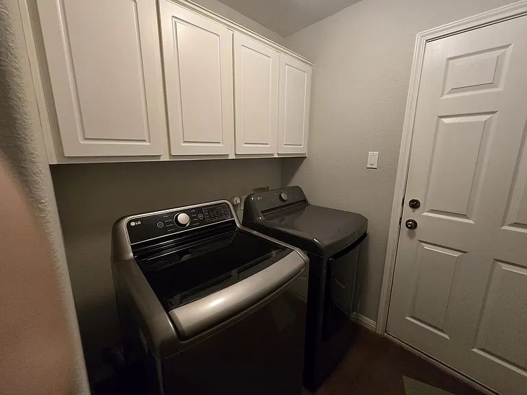 Laundry machines included