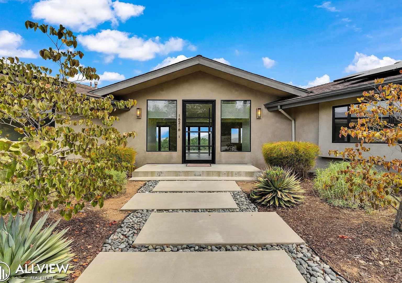 Stunning 4 Bed Poway Home with Views, Pool & Outdoor Oasis — Photo 3