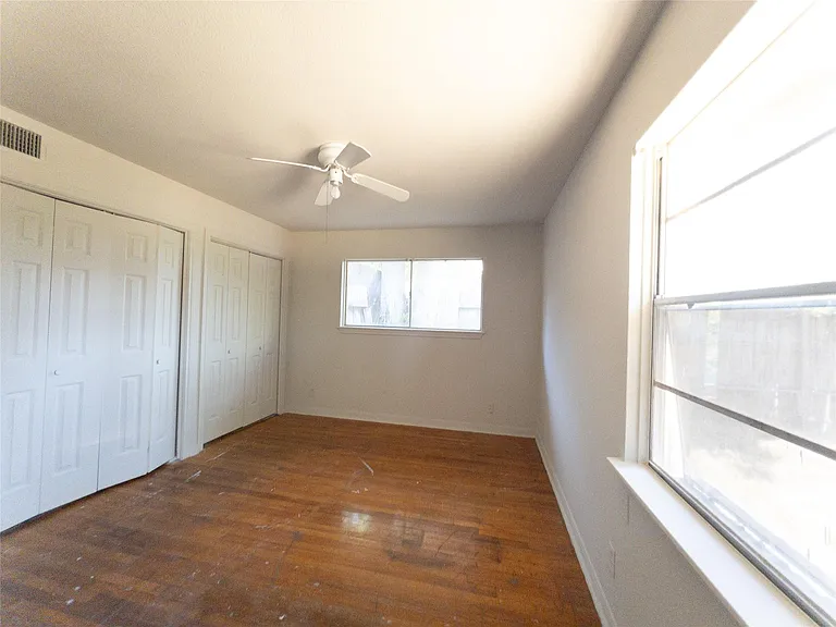 814 Eastlake St — Photo 12