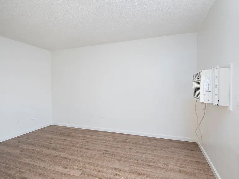 Aztec Pacific Apartments — Photo 38