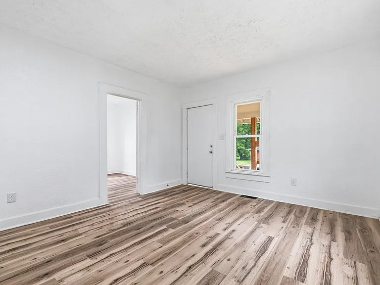 909 Indiana Ave — Photo 6