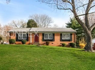 301 Foxcroft Dr, Winston Salem, NC 27103