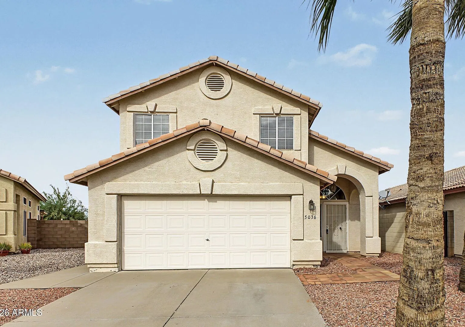 Wonderful and spacious home in Glendale w/pool and view fencing. — Photo 1