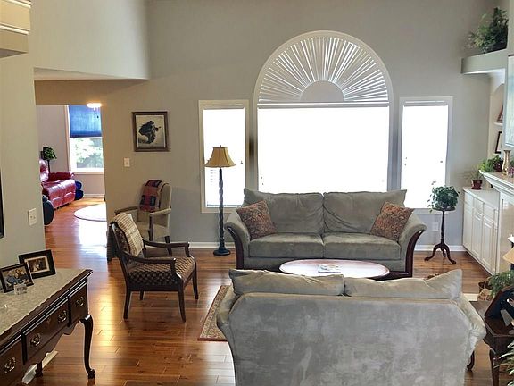 4th image of 807 N Callery Dr