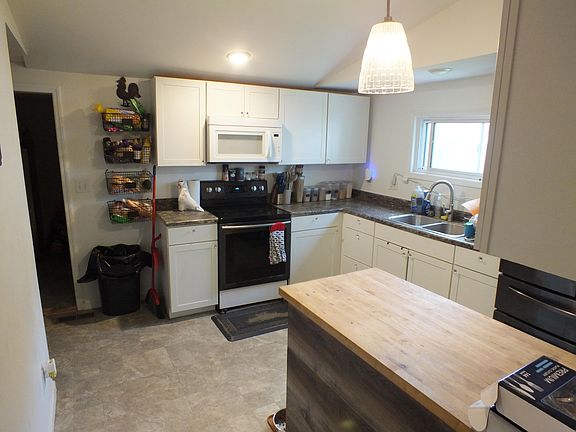 5th image of 224 Ward St