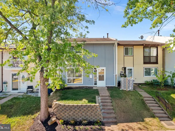 105 Woodgate Ct, Sterling, VA 20164