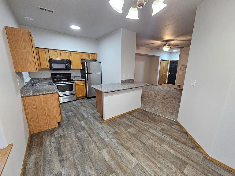 1945 E Wilson Ln — Photo 2
