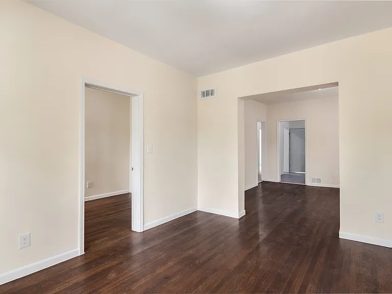 680 Hazelwood — Photo 8