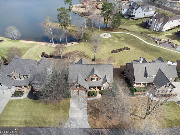 3rd image of 460 Vanderbilt Pkwy