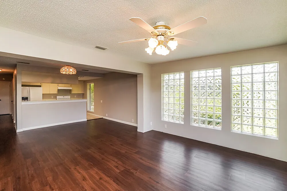 3 bed, 2.0 bath, 2492 sqft, $2,490 — Photo 4