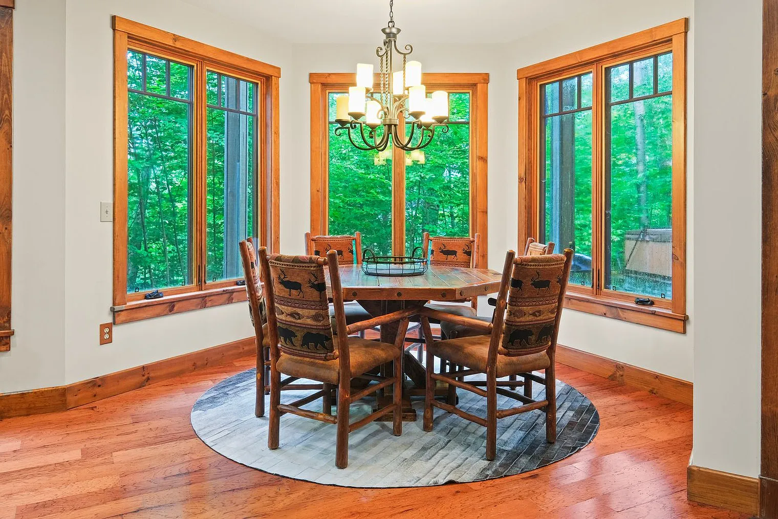 5 bed, 5.0 bath, 5489 sqft, $18,475 — Photo 3