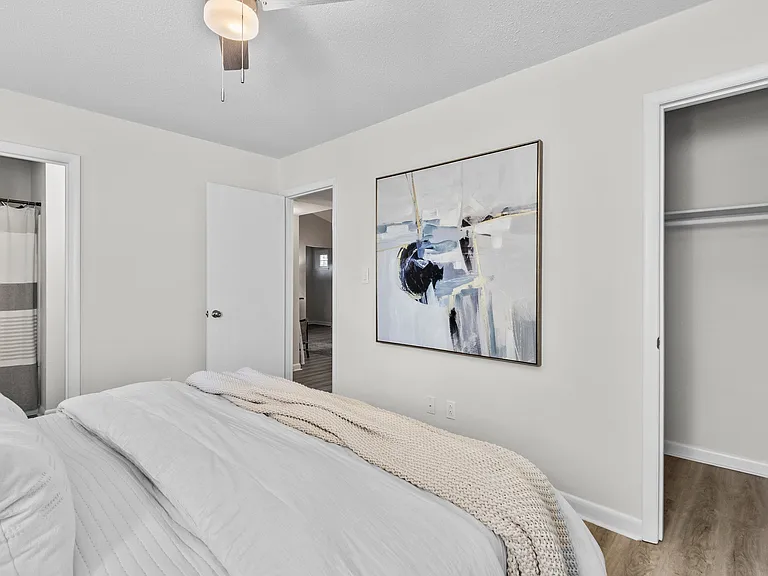 West Oak Apartments — Photo 23