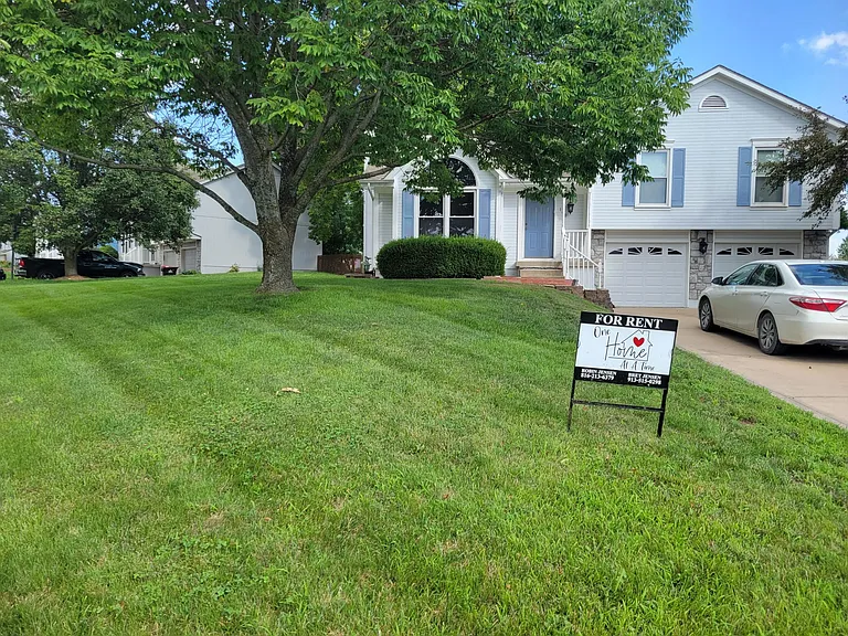 100 SE Harvard Dr — Photo 1