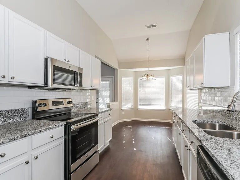 9093 Weeping Cherry Ln — Photo 4