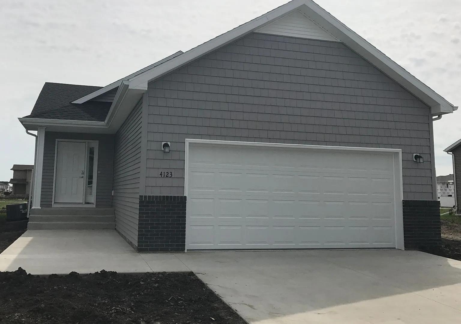 4 Bed 3 Bath Single Family Home — Photo 1