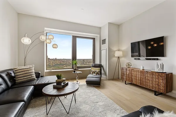Sold by Luxian International Realty LLC | media 4