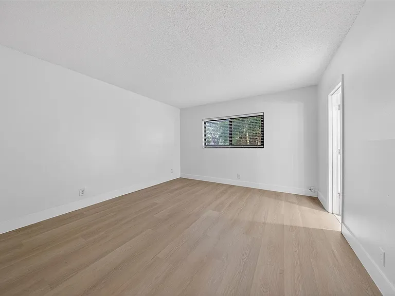 2201 NE 36th St #105 — Photo 16