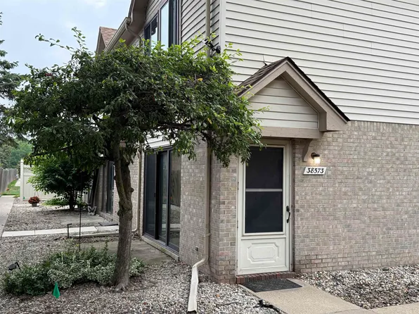 38573 Wellington Dr, Clinton Township, MI 48036