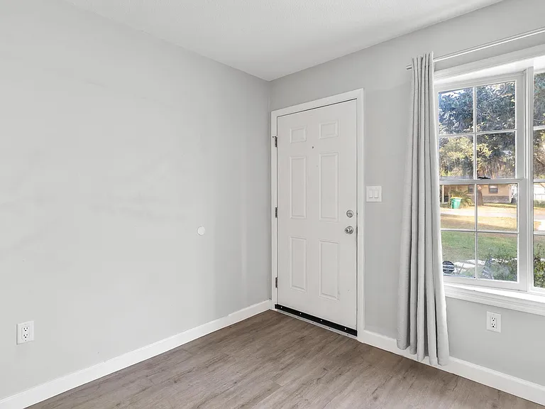 500 College Ave — Photo 8