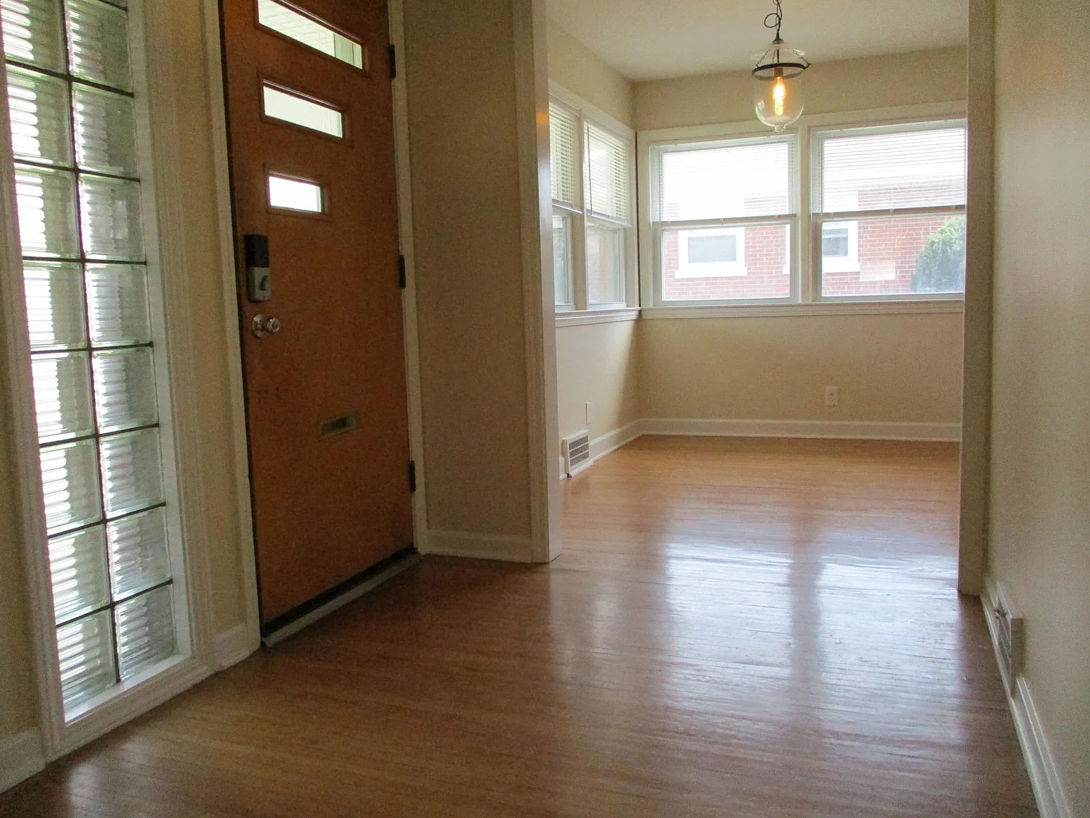 3 bed, 1.5 bath, 1400 sqft, $2,290 — Photo 3
