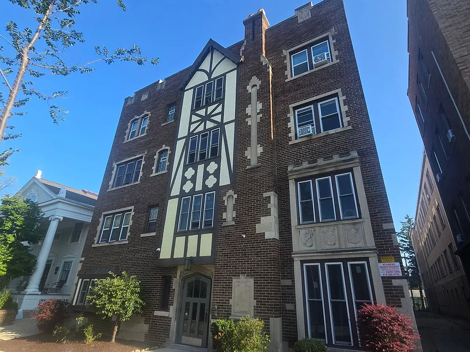Lower East Side Milwaukee Studio and One bed Apartments- Flexible Lease Terms