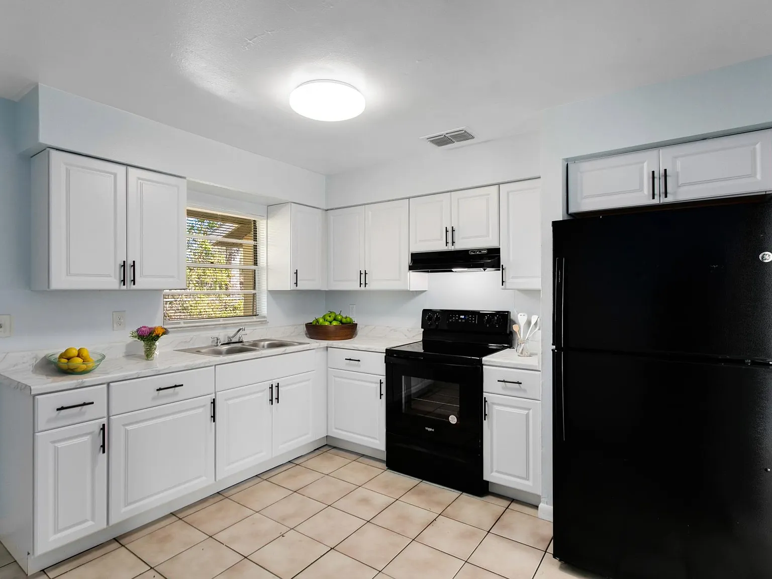 2 bed, 830 sqft, $1,525 — Photo 1