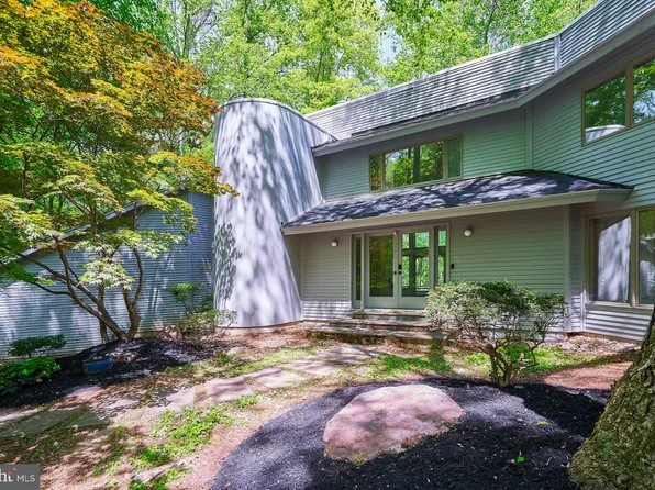 10201 Walker Lake Dr, Great Falls, VA 22066