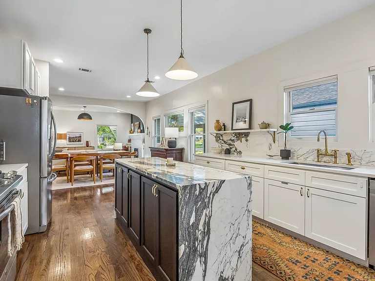 310 N Montclair Ave — Photo 16