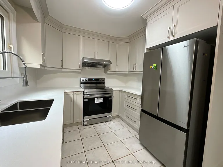 45 Emmeloord Cres — Photo 9