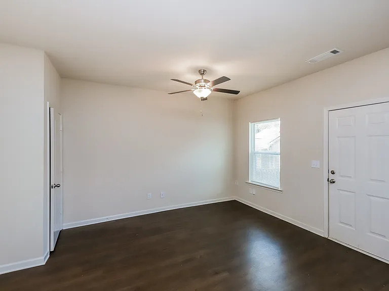304 Highwood Ln — Photo 4