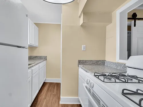 Colonial Court Apartments Photo 1