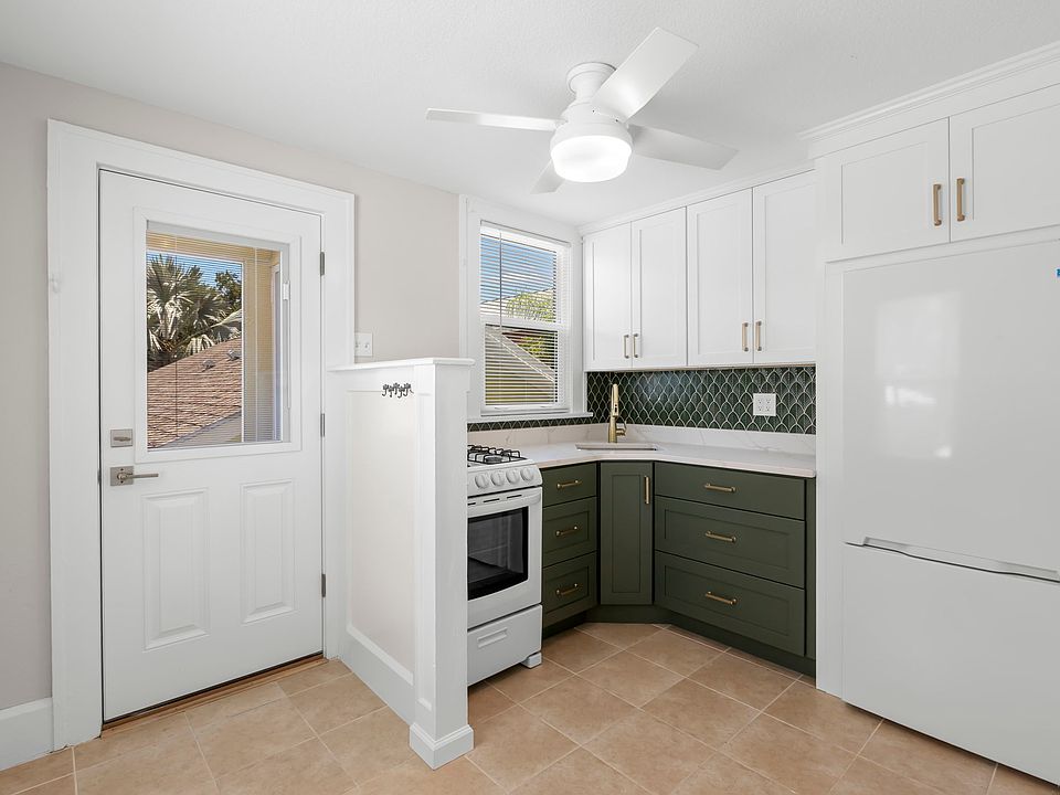 Newly remodeled kitchen, new cabinets, appliances, quartz counter and backsplash.