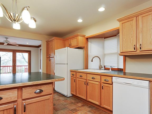 3rd image of 24268 W Chicago Ave