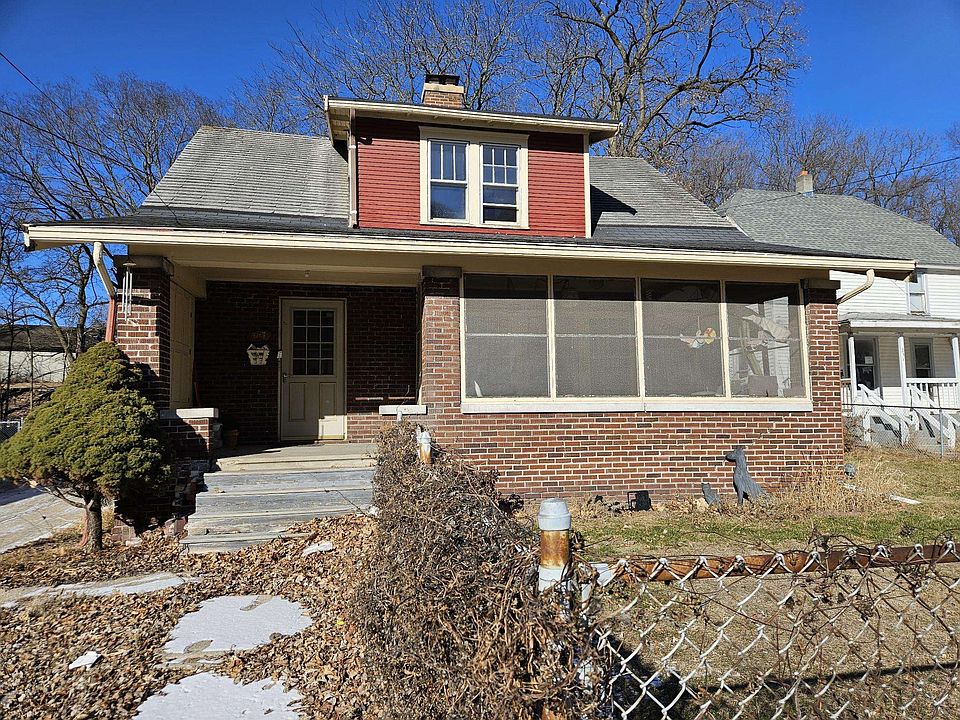 2nd image of 227 E Racine St