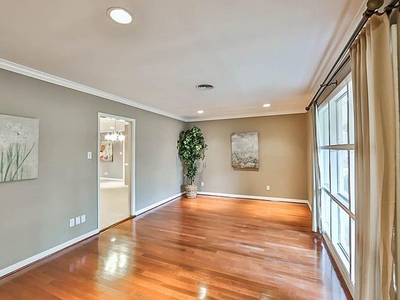 5th image of 10419 Barwood Dr