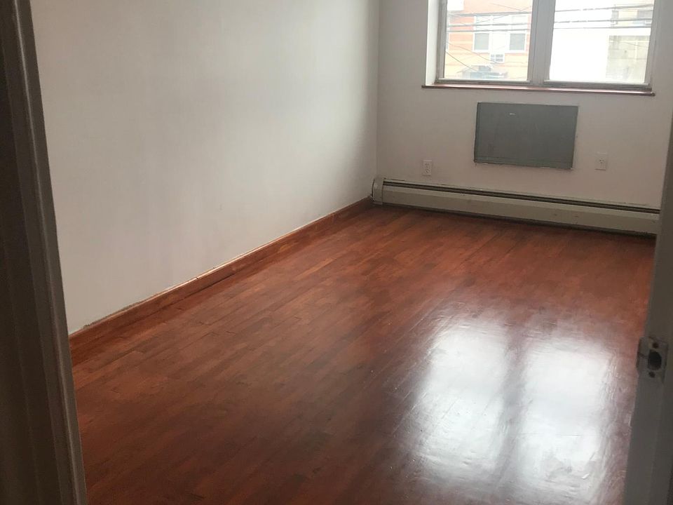 2nd image of 3132 137th St APT 1R