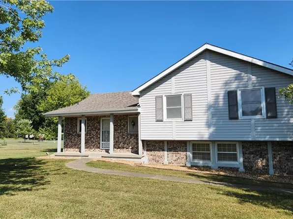 20405 S Cottonwood Dr, Belton, MO 64012