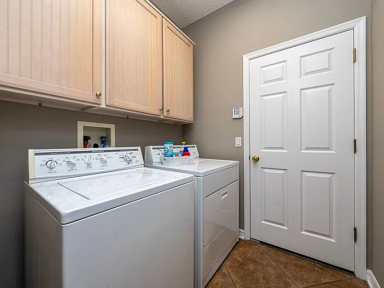 9724 Myrtle Creek Ln — Photo 33
