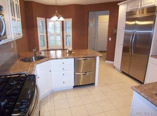 79 Willow Wood Dr, East Setauket, NY 11733