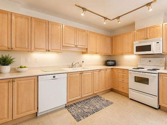 4th image of 33065 Mill Lake Rd #406