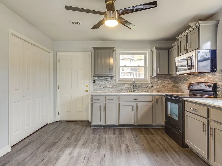 104 Marshall Ct — Photo 4