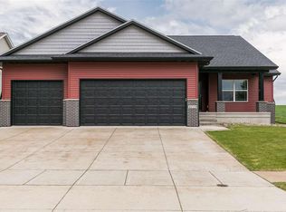 3114 Falcon View Ct SW, Cedar Rapids, IA 52404