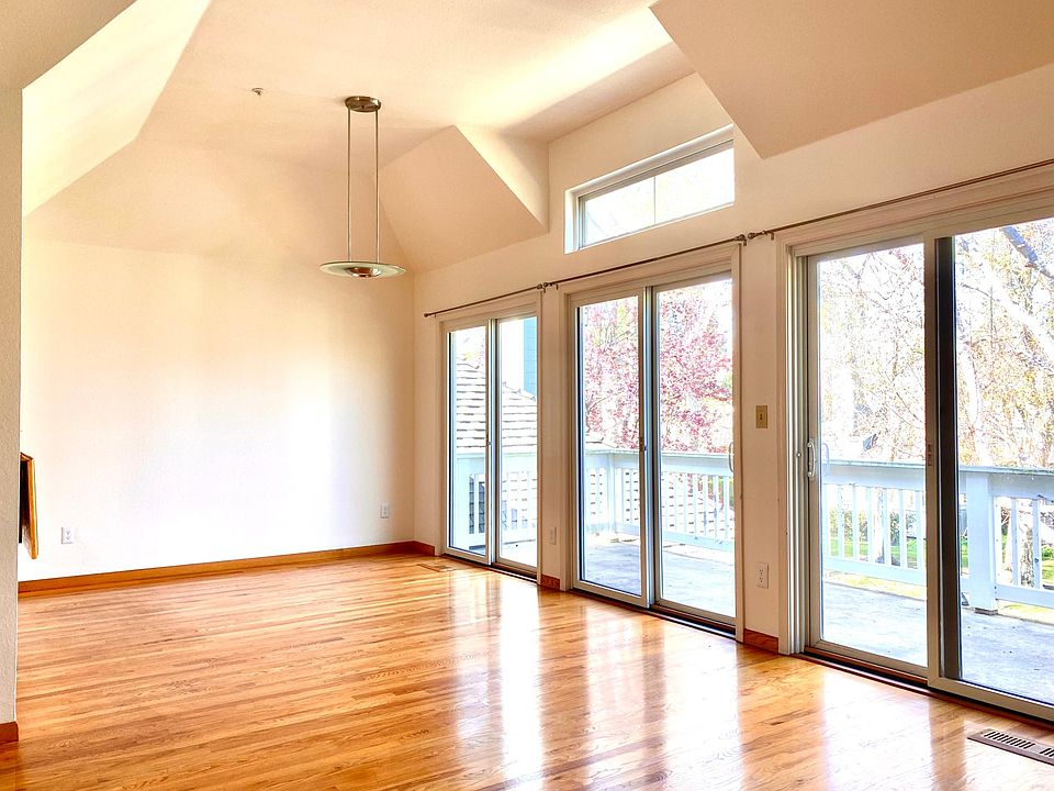 Large dining area with huge balcony. Open space ideal for entertainment.