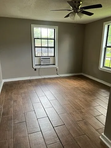 6710 Phillips Ln — Photo 3