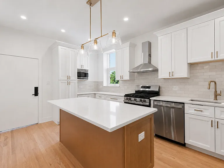 848 W George St #3 — Photo 3