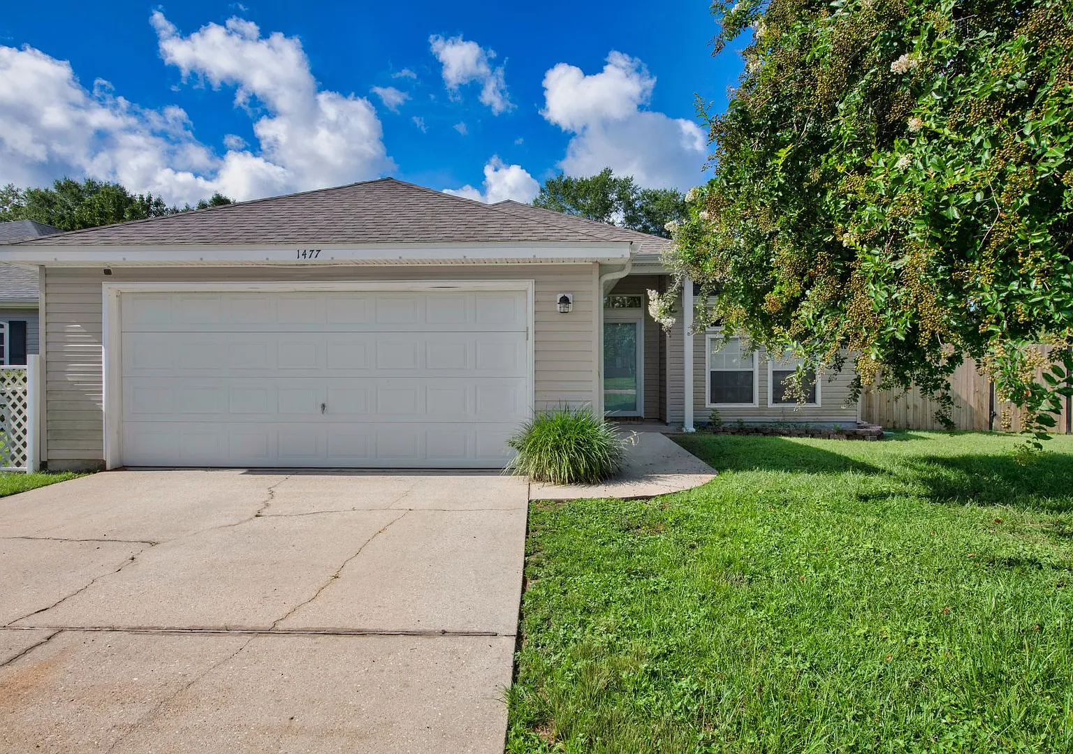 Charming 3-Bedroom Home in a Great Neighborhood with Pool & Park Access! — Photo 1