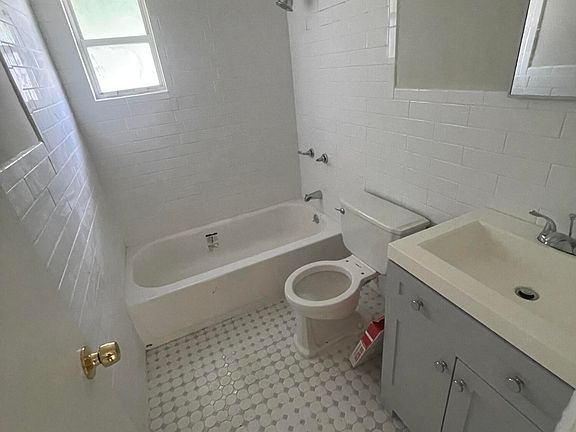4th image of 3658 Stanley St #6