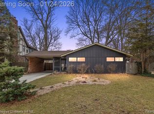 765 Barrington Rd, Grosse Pointe Park, MI 48230