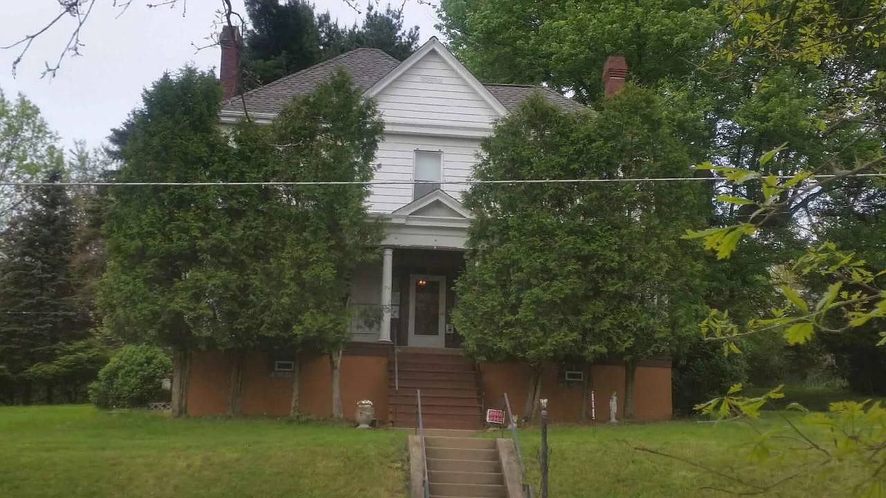 206 Dewey Ave photo 1