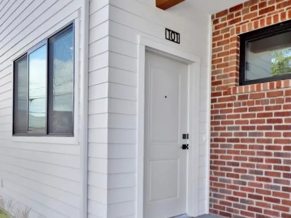 105 S 8th St, Lynden, WA